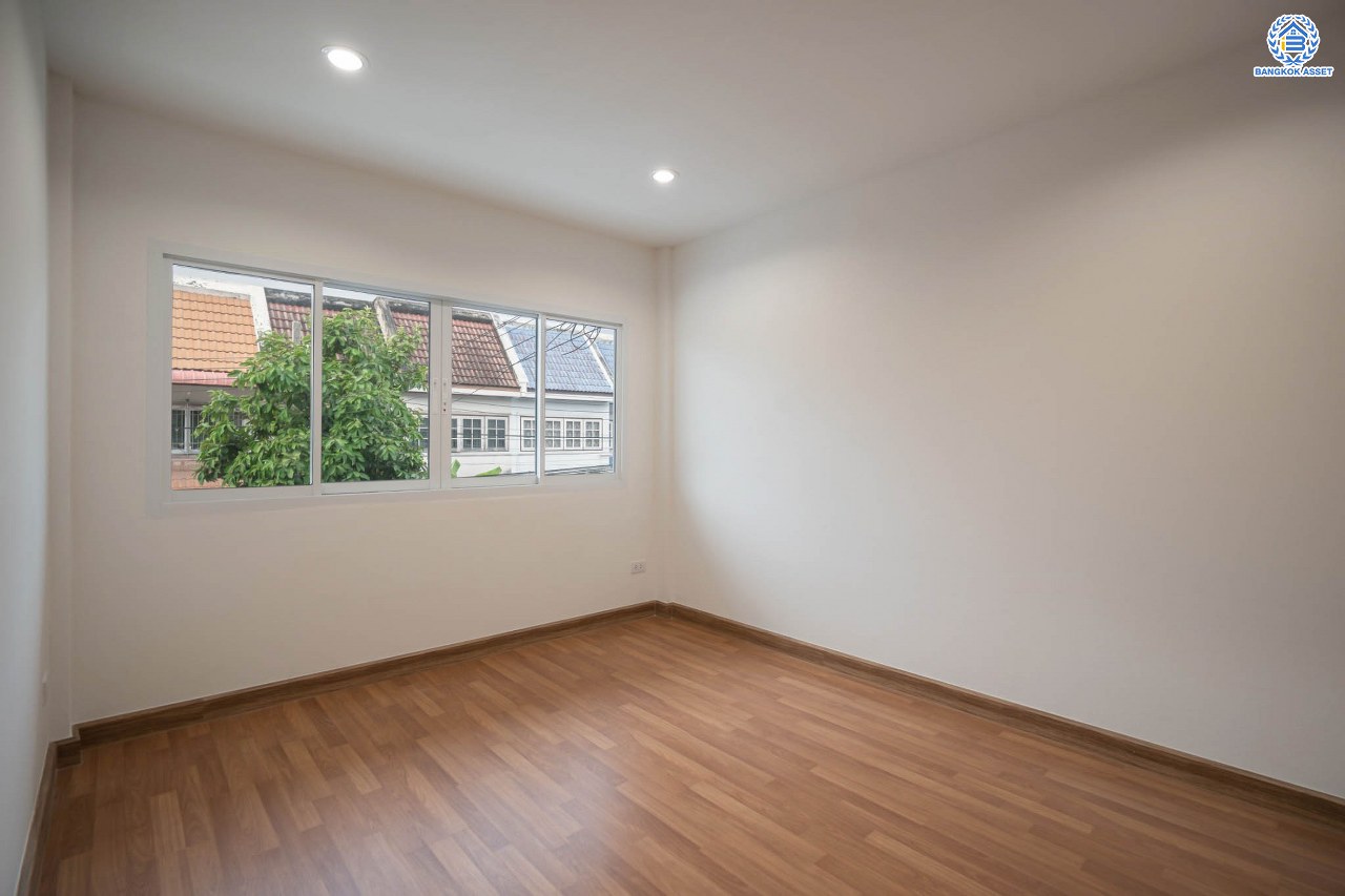 บ้านมือสองตกแต่งใหม่ โครงการ มิตรรุ่งเรือง จรัญสนิทวงศ์ เนื้อที่ 27 ตร.ว. ฟังก์ชัน 3 ห้องนอน 2 ห้องน้ำ จอดรถได้ 1 คัน บนทำเลศักยภาพ เชื่อมต่อหลายเส้นทาง ใกล้จุดขึ้นทางด่วน "ศรีรัช" และรถไฟฟ้าสายสีน้ำเงิน "สถานีไฟฉาย"